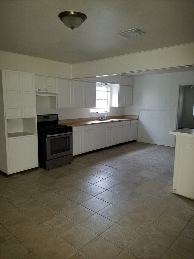 Building Photo - 7630 Claiborne St