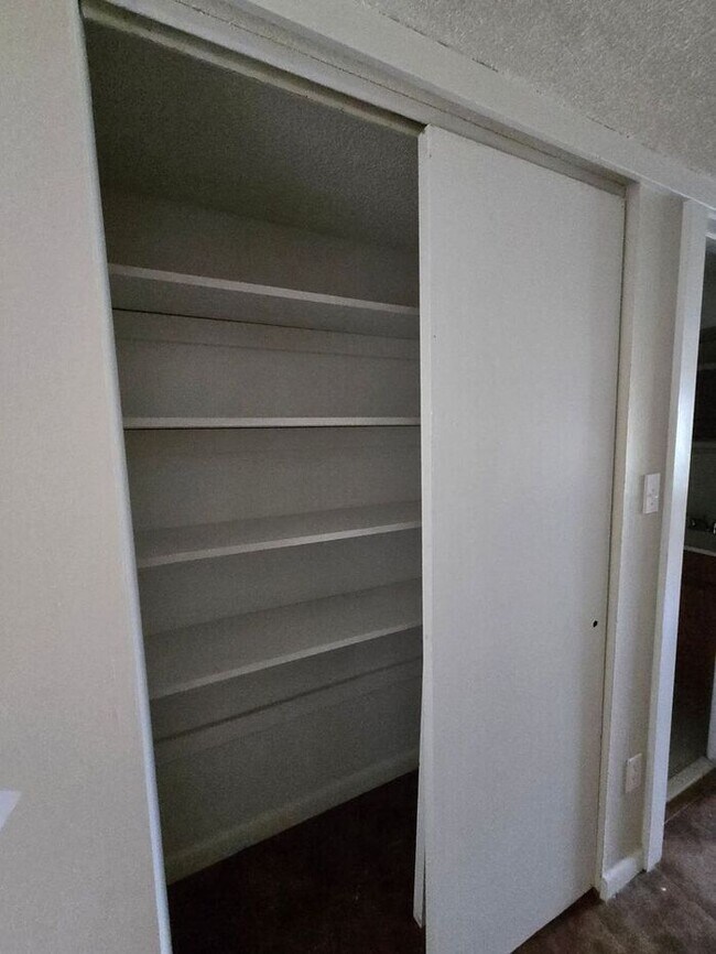 Building Photo - 2 bedroom Townhome off Pensacola Available