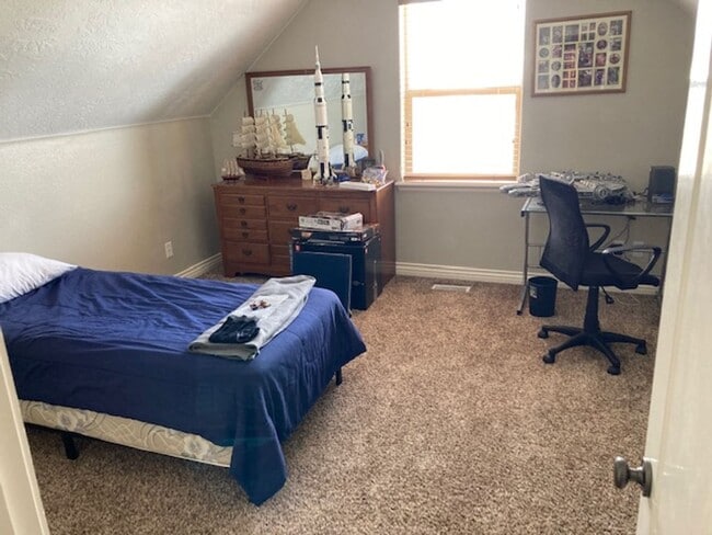 Building Photo - Charming Home