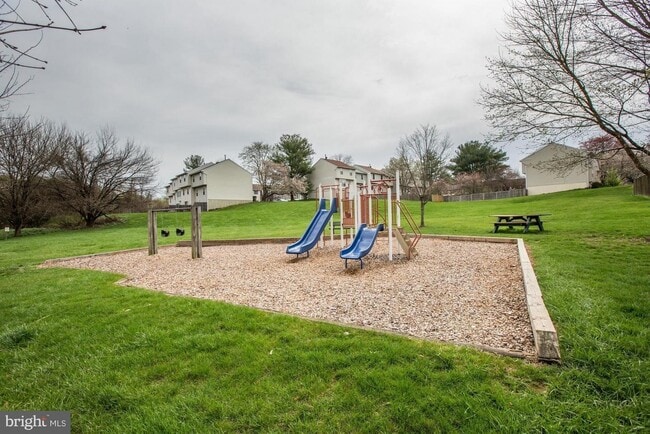 Building Photo - 3 Level  3 + 3.5 Ba w/2 BRAND NEW BATHROOMS & UPDATED KITCHEN -