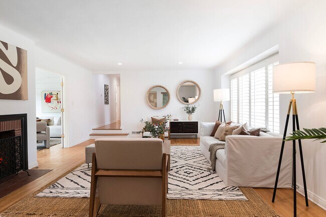 Building Photo - Gated Brentwood Circle Family Home