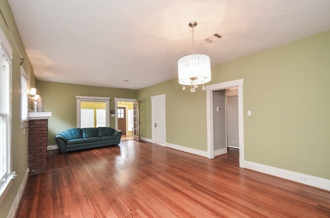 Building Photo - 3211 Beauchamp St