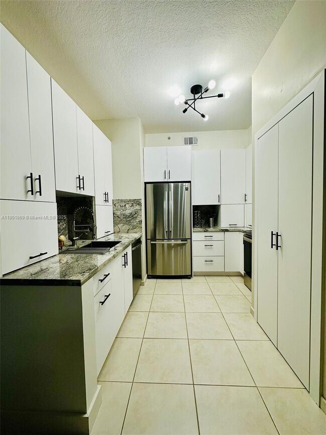 Building Photo - 7340 NW 114th Ave