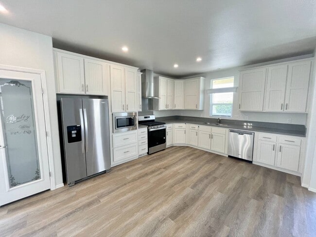 Building Photo - 33 Magnolia Via