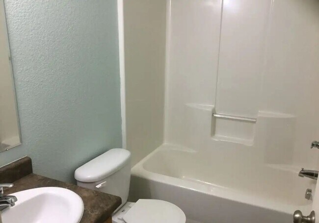 Building Photo - House For Lease