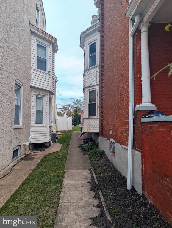 Building Photo - 529 Hamilton St