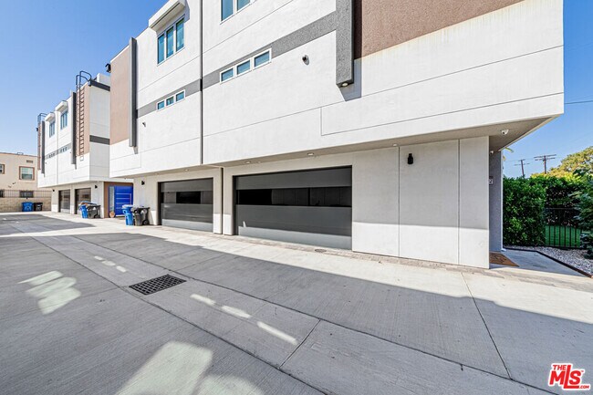 Building Photo - 6142 1/2 Lexington Ave