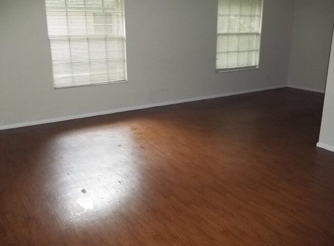 Building Photo - 832 Lucerne Cir
