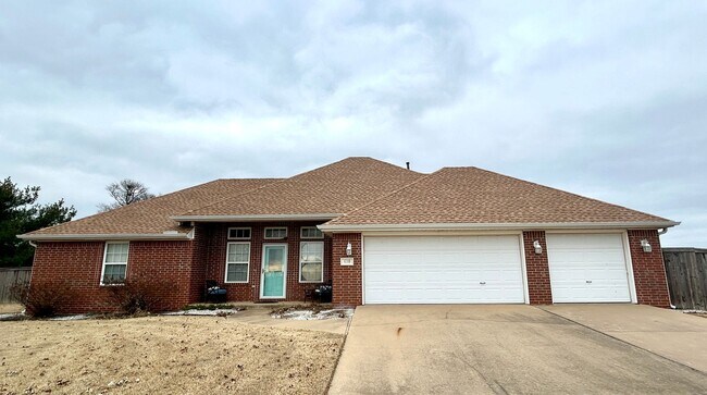 Building Photo - Spacious 3 bed 2 bath Single Family with a Large Fenced Backyard!