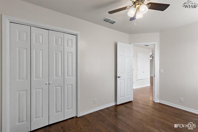 Building Photo - 300 E Garden Dr