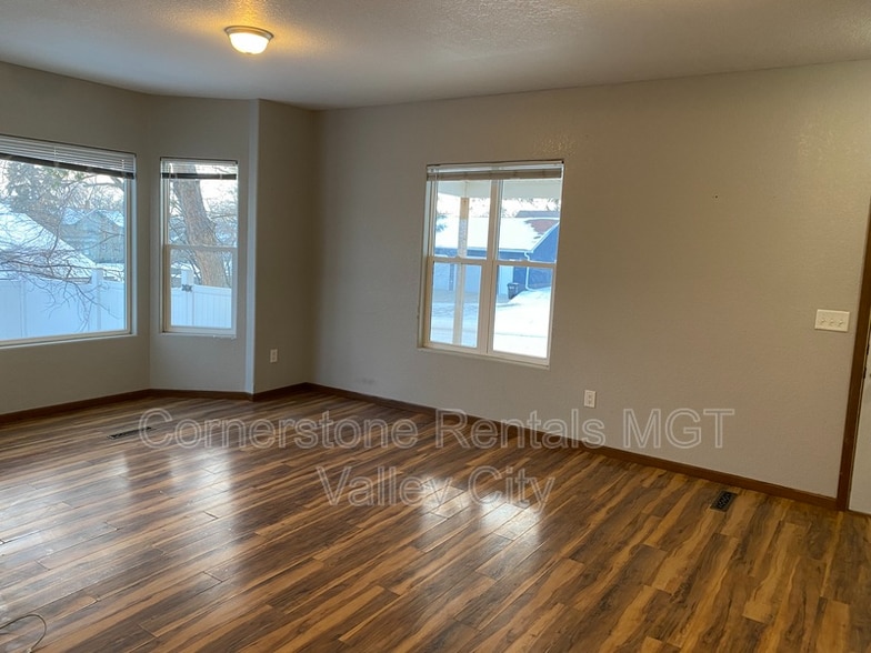 Building Photo - 642 2nd Ave NW