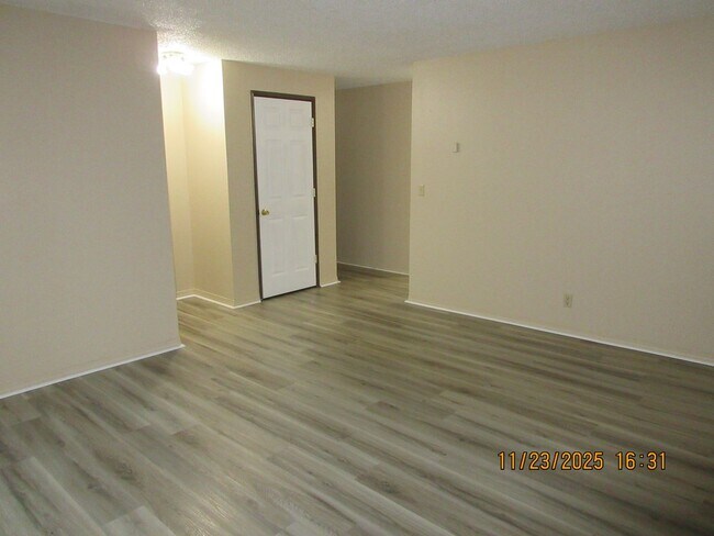 Building Photo - Updated and refurbished