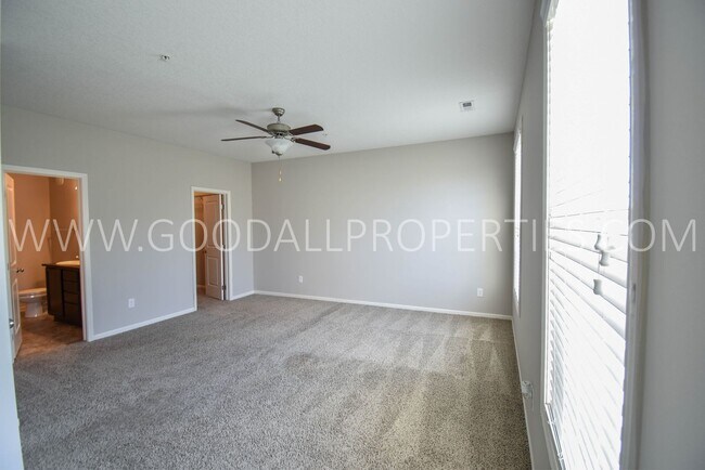 Building Photo - 2 Bedroom 2.5 Bath end unit Townhome in West Des Moines with attached garage