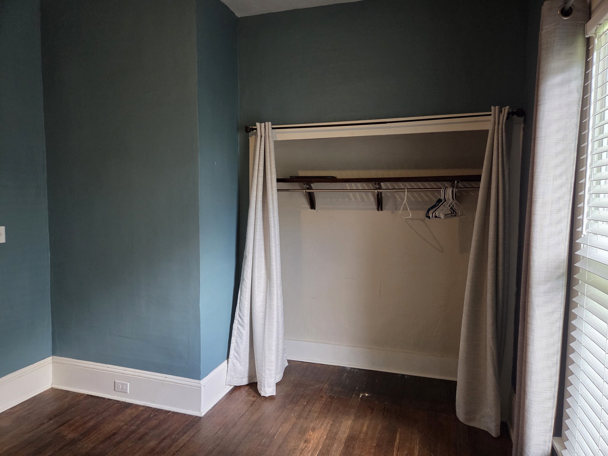 Spare Bedroom - 905 E Holston Ave