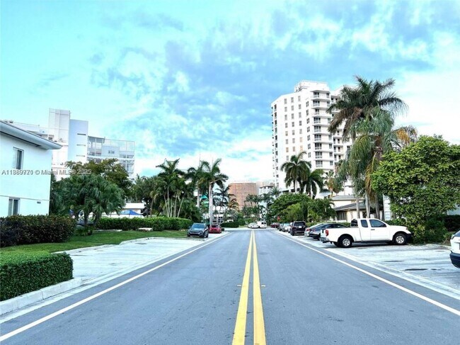 Building Photo - 1070 98th St