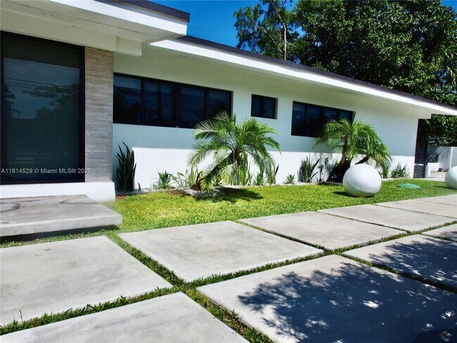 Building Photo - 6025 SW 72nd Ave