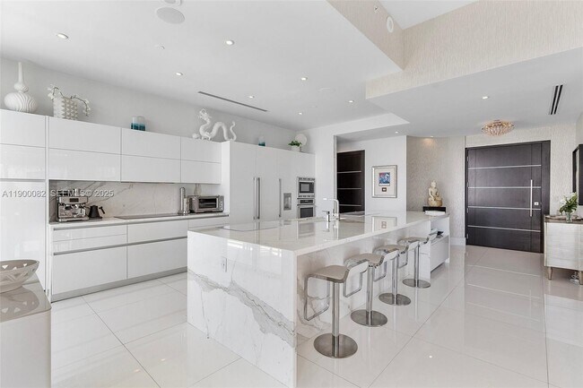 Building Photo - 900 Brickell Key Blvd