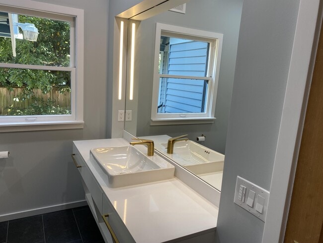 Building Photo - 1614 SE 22nd Ave