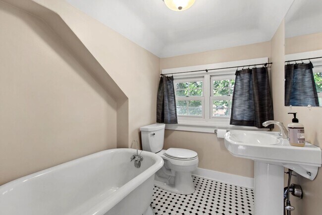 Building Photo - *Beautifully Updated & Spacious 4BD/4BA Si...