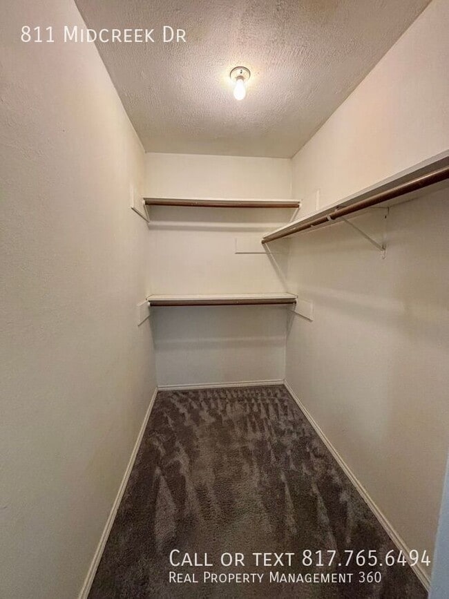 Building Photo - 811 Midcreek Dr