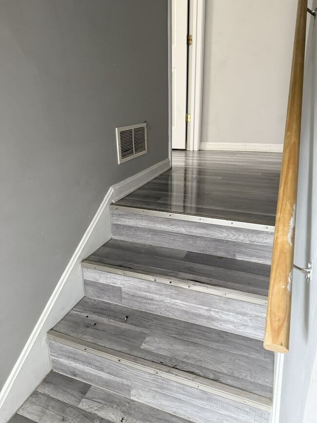 Building Photo - 4BR/ 1.5 bath House