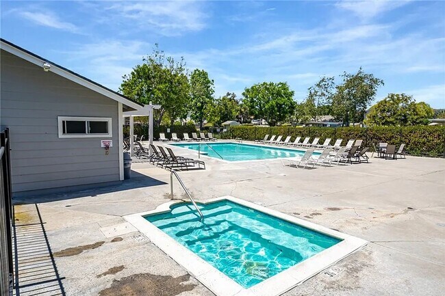 Building Photo - Charming Townhome in Desirable Calavera Hills!