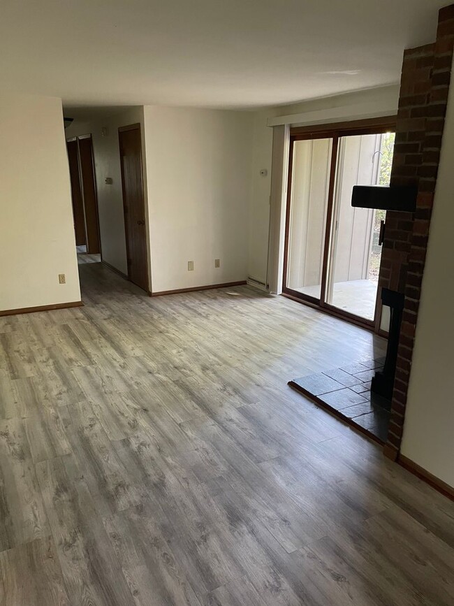 Building Photo - 3-Bedroom Rental with Attached Garage in L...