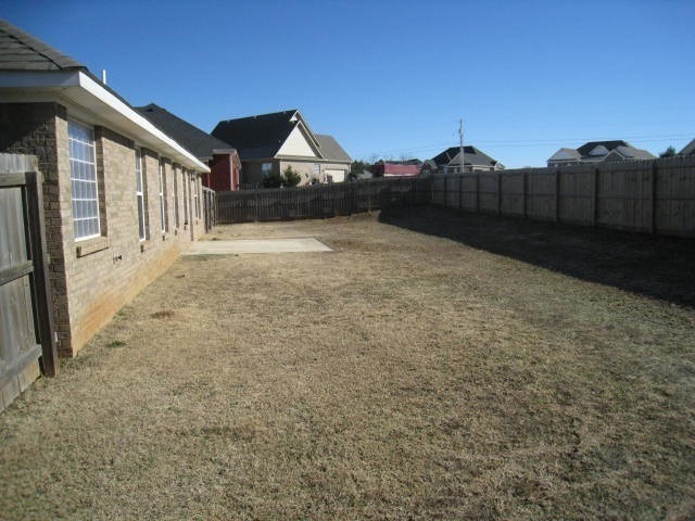 Building Photo - Large fenced back yard with patio