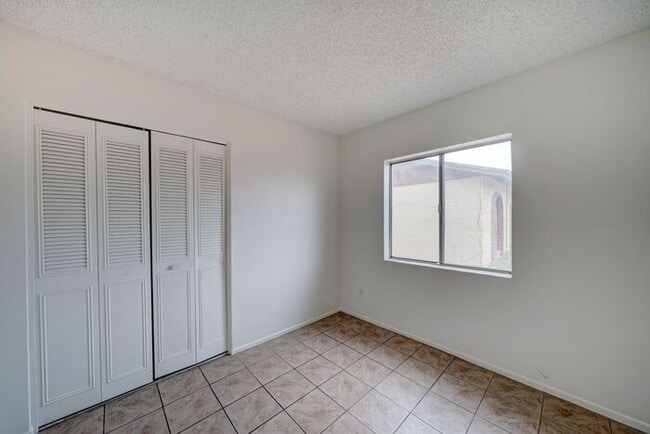 Building Photo - -$500 OFF FIRST MONTH RENT-READY TO VIEW NOW! 4 Bedroom 2 Bath Home in Phoenix!