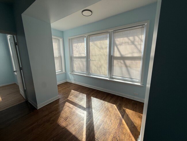 Building Photo - 411 N Hamlin Ave