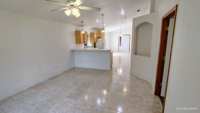 Building Photo - 812 S Varr Ave