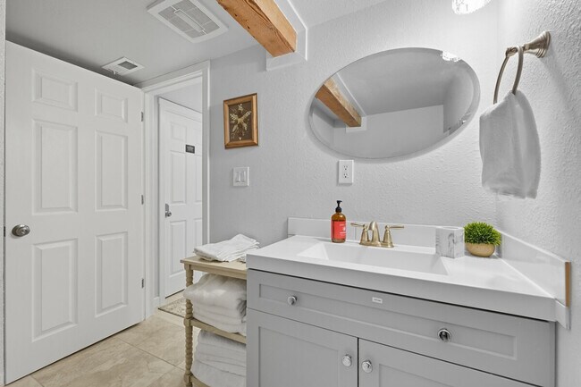 Building Photo - 1123 Prosser Ave