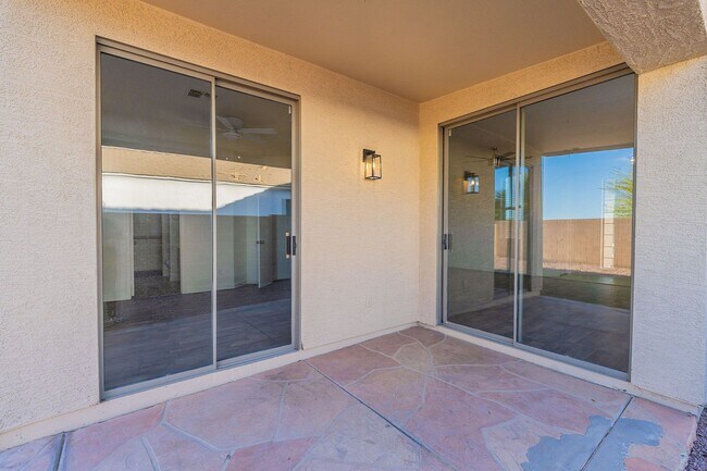 Building Photo - Move right in to your dream home!
