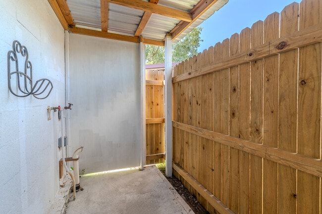 Building Photo - 608 High St