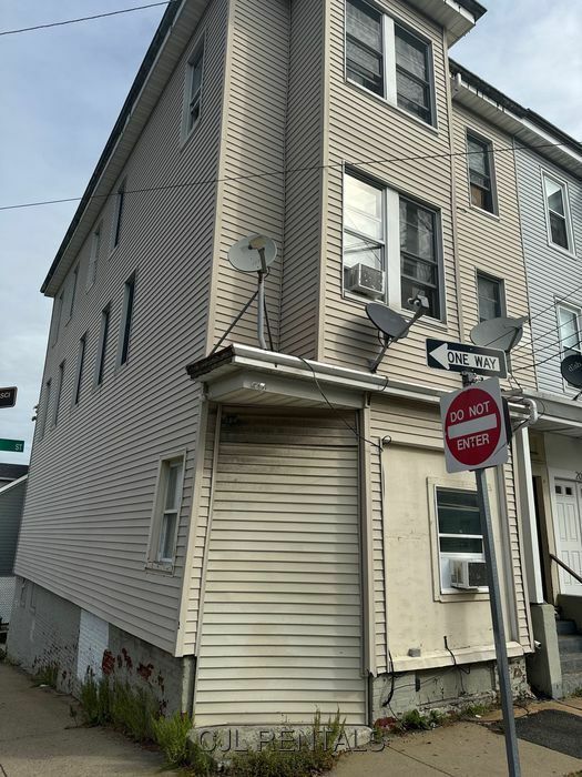 Building Photo - 202 E Eagle St