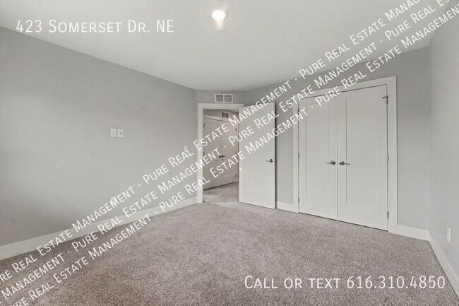 Building Photo - 423 Somerset Dr NE