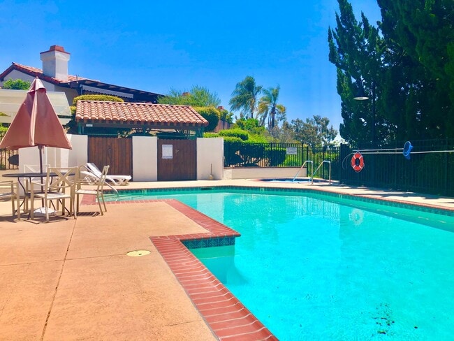 Building Photo - Sweet Single-Story, Completely Detached, in the Picturesque Fallbrook Village HOA Community!