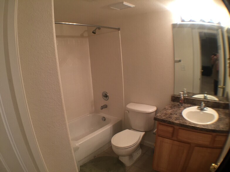 Building Photo - 2850 Kansas Dr Unit D
