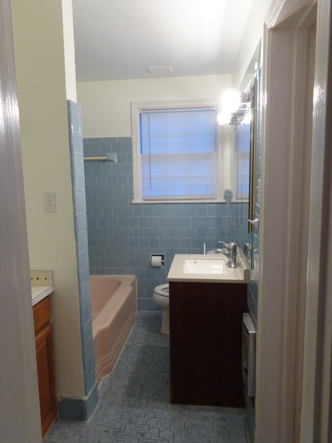 Building Photo - 2 E 54th St