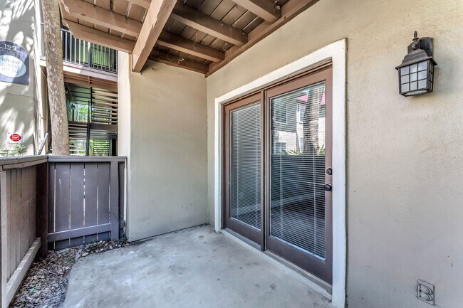 Building Photo - Newly Renovated Ground Floor Condo in Gate...