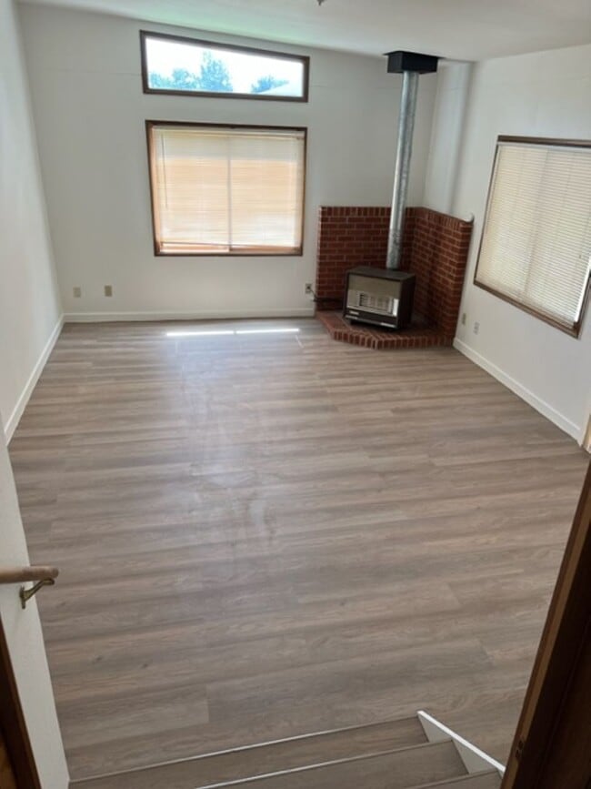 Building Photo - Centrally Located 2 Bed With Washer/Dryer Hookups