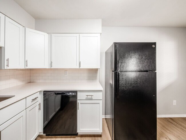 Building Photo - 593 Riverview Dr