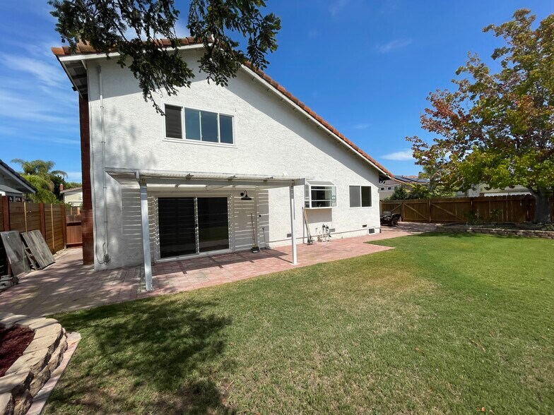 Building Photo - 1543 Calle Violetas