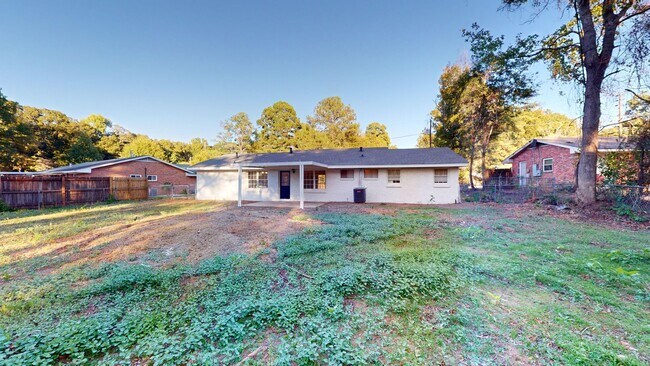 Building Photo - 4 Bed/2 Bath in Daniel Pratt School District