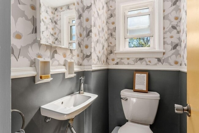 Building Photo - Spacious 4BR Home with Finished Lower Level & Fenced Yard in Upper Arlington