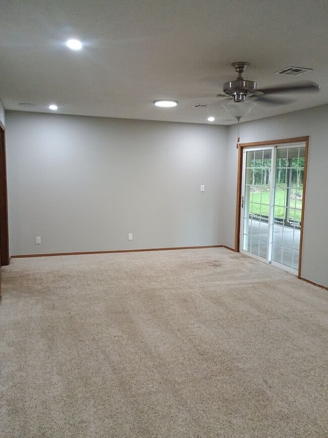 Building Photo - Country living at its BEST ! 3 bedroom 2 b...