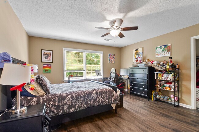 Building Photo - Beautiful 5 Bed 3.5 Bath Home! Available Summer 2026! Book Your Tour Today!