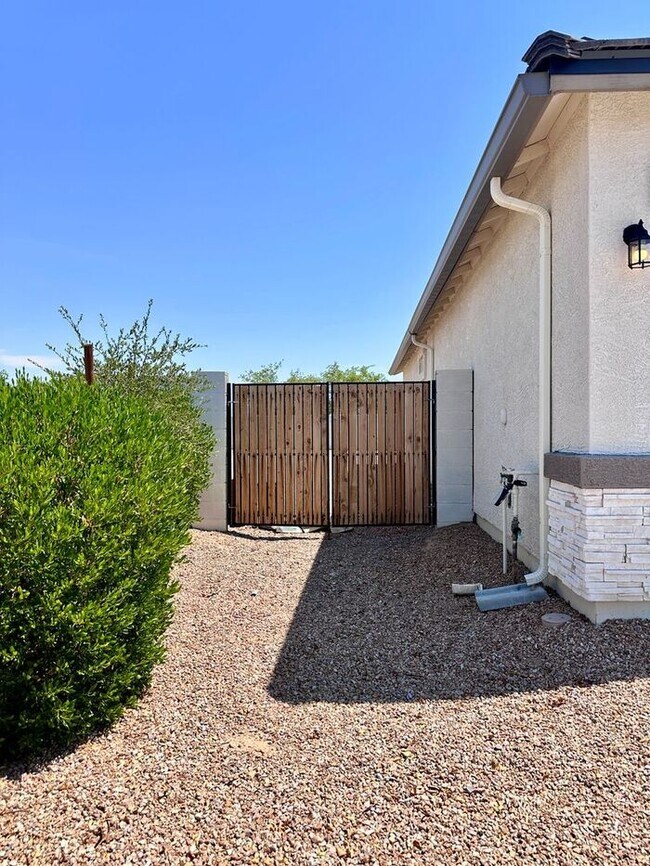 Building Photo - MOVE IN SPECIALS!! Large Backyard with thi...