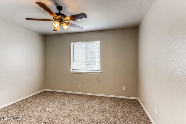 Building Photo - 814 Desert Silver Dr
