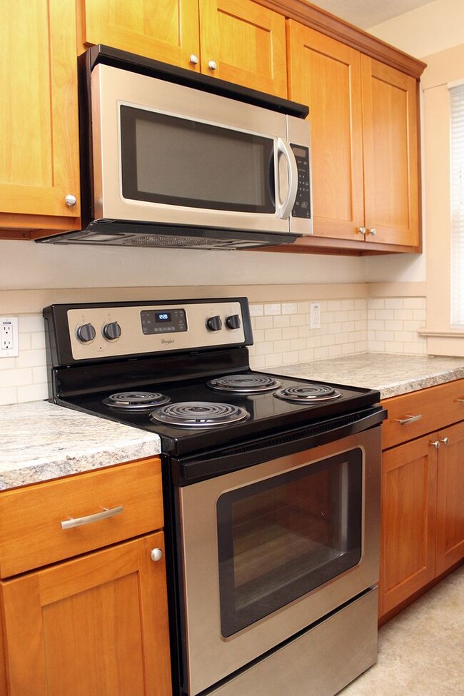 Building Photo - RENT SPECIAL - $500 off! Charming 1 Bed + ...